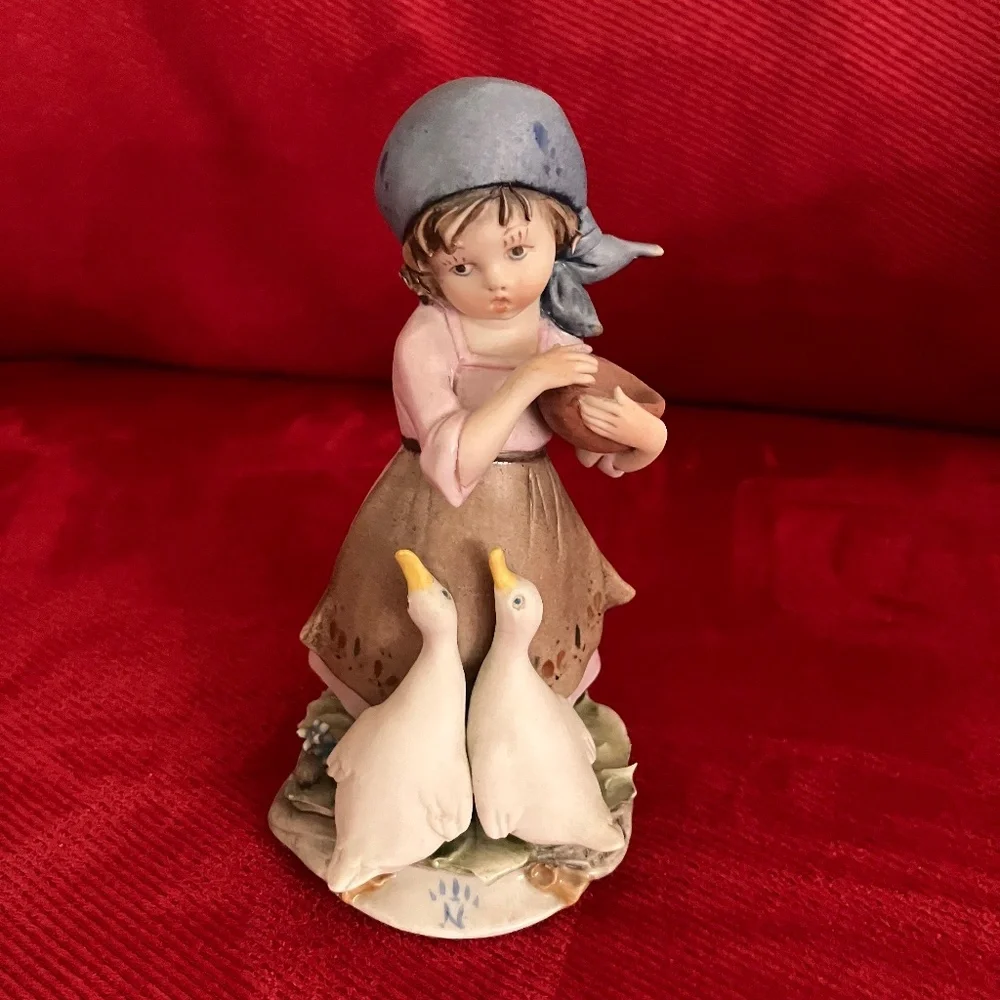 Capodimonte Girl Feeding Geese - Picture 1 of 4